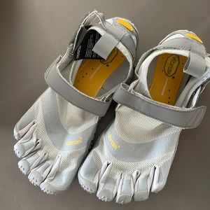 Vibram FIVEFINGERS new in box water shoes - size 39
